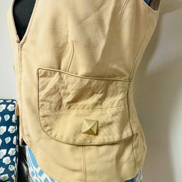 Marciano Blazer Women 10 Tan Deep V Zip Front Gold Studs Cap Sleeves Peplum Back - Picture 3 of 12